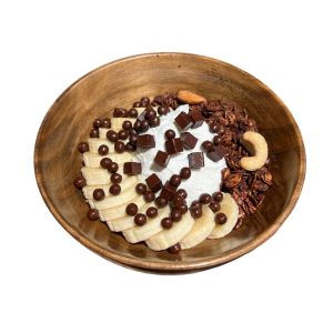 プレーンヨーグルト、バナナ、チョコボール、チョコチャンク、カカオグラノーラ、ハチミツがトッピングされた、チョコバナナボウル。